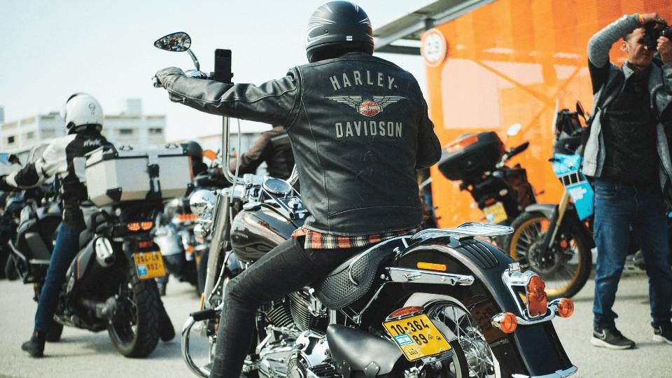 Ilustrasi touring motor (unsplash.com/Maxim Simonov)