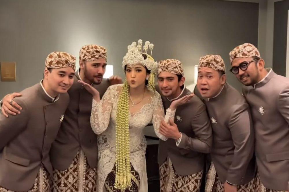 7 Potret Artis Jadi Groomsmen di Pernikahan Dewi Paramita Mici
