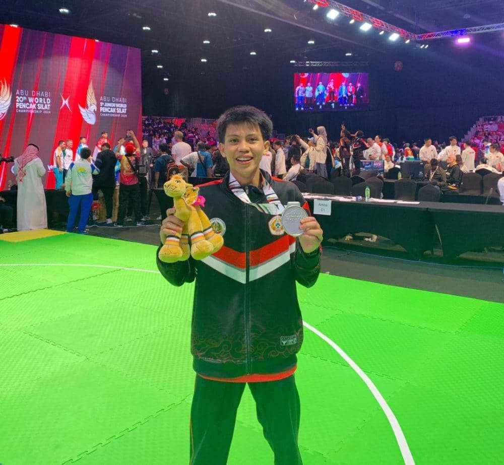 Zahran Nabil Muchtar menunjukkan medali perak dalam ajang 5th Junior World Pencak Silat Championship 2024 di Abu Dhabi. (Dok. Istimewa)