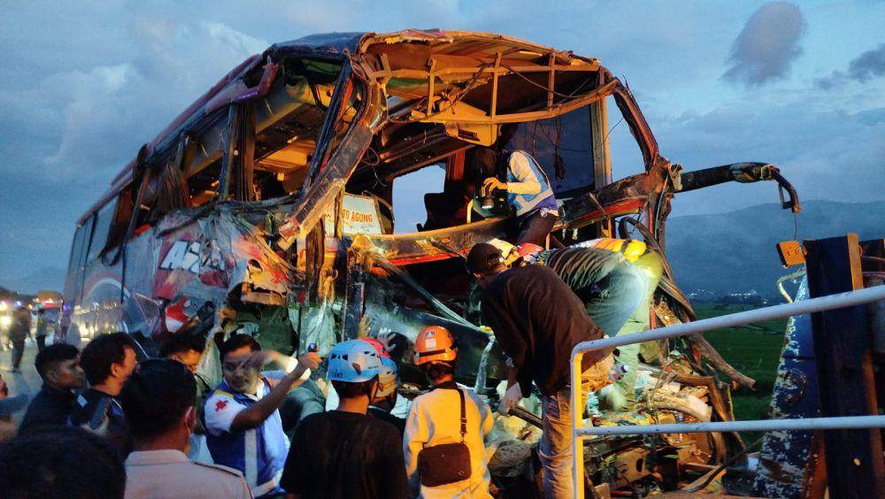 Kondisi bus pariwisata yang kecelakaan di Tol Malang-Surababaya. (IDN Times/Rizal Adhi Pratama)