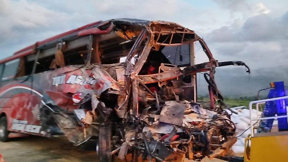 Kondisi bus pariwisata yang kecelakaan di Tol Malang-Surababaya. (IDN Times/Rizal Adhi Pratama)