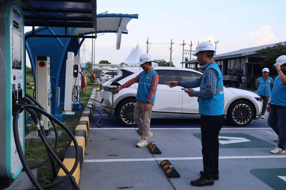 Momen GM UID PLN Jatim mengecek SPKLU di Rest Area Tol Ngawi. Dok. PLN Jatim.