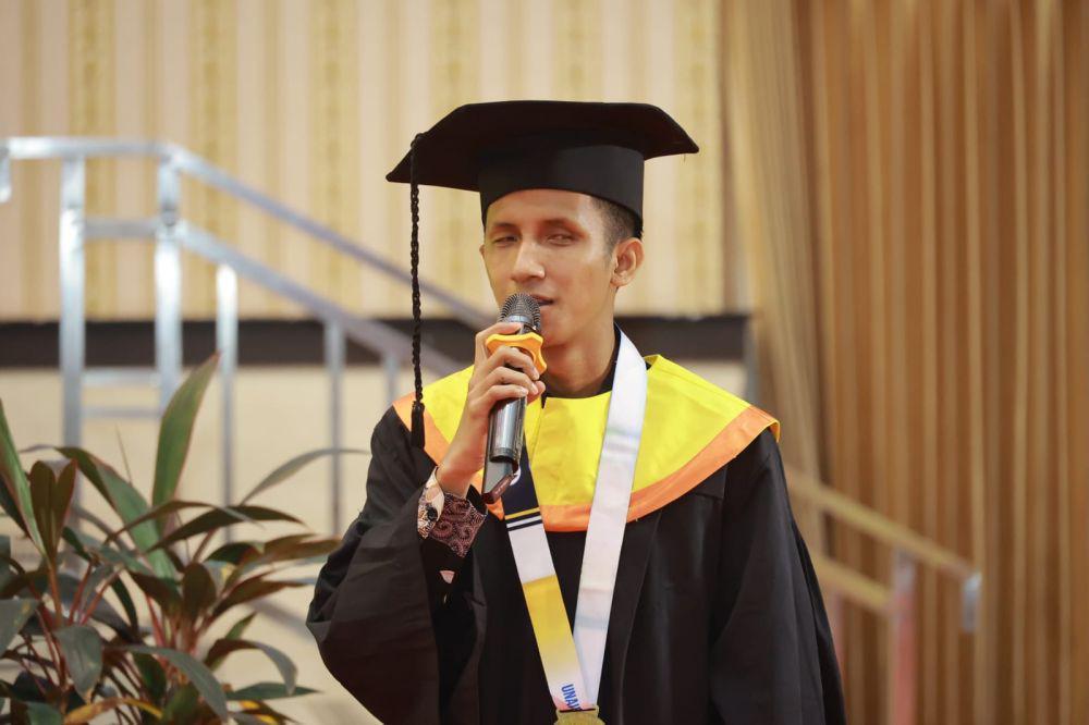 Cerita Alfian, Mahasiswa Tunanetra Pertama yang Lulus S2 Unair