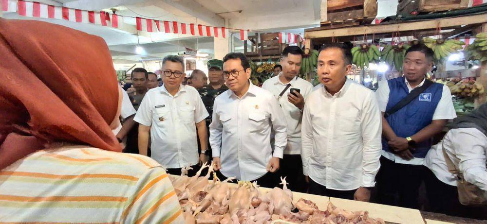 Cek Stok Bahan Pokok di Bandung Barat, Mendag Dicurhati Pedagang