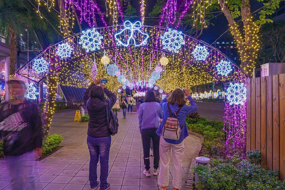 potret iluminasi cahaya saat Christmasland di Xinzhan Road, Banqiao District (commons.wikimedia.org/Junyu-K)