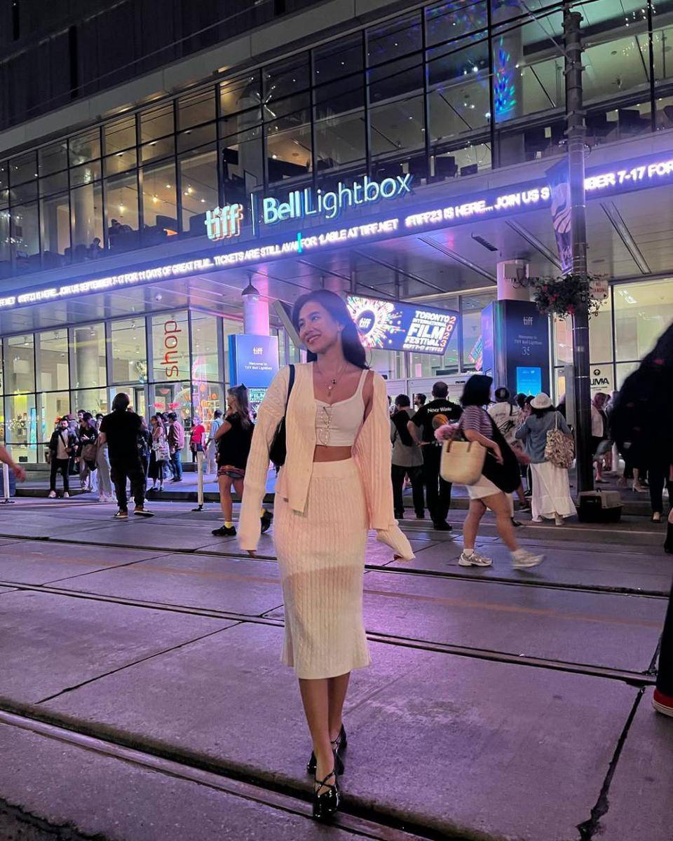 padu padan outfit rok ala Shenina Cinnamon (instagram.com/sheninacinnamon)