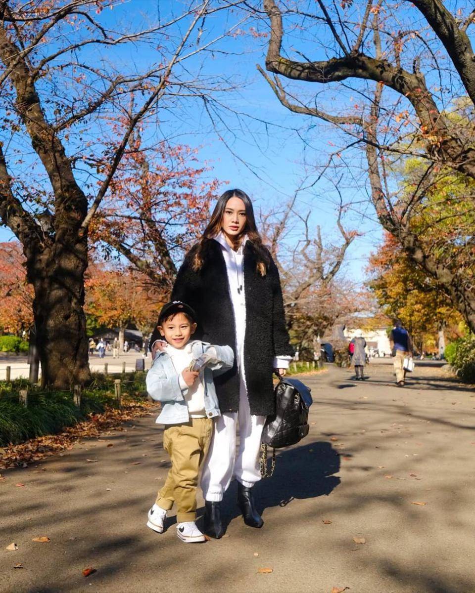 gaya OOTD liburan ke luar negeri ala Merdianti Octavia (instagram.com/merdioctav)