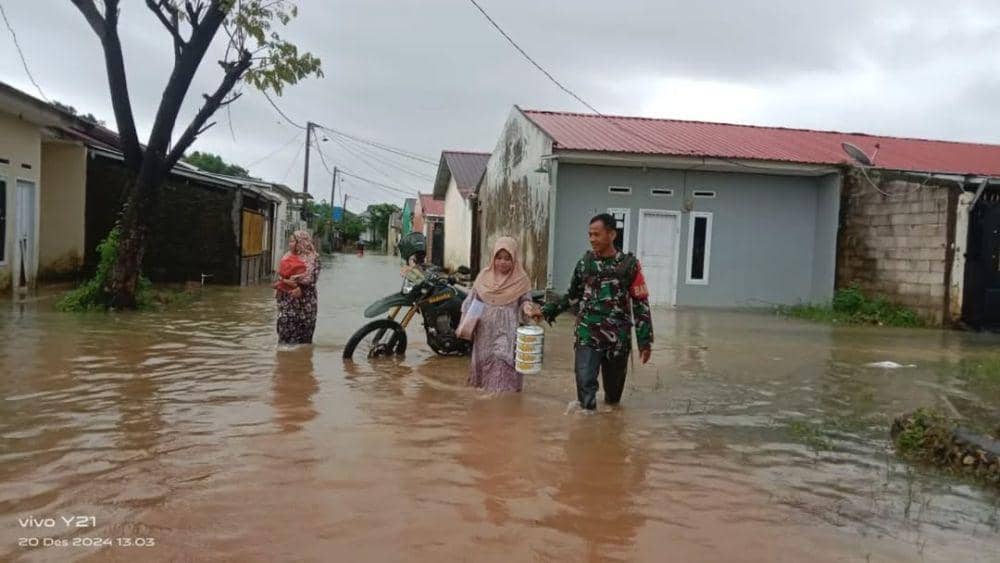 Warga korban banjir di Kecamatan Moncongloe, Kabupaten Maros, Sulawesi Selatan (Sulsel), Jumat (20/12/2024). Instagram/Kodim1422Maros