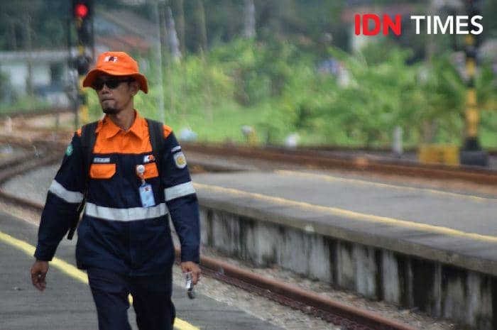 Salah satu petugas siap ekstra tingkatkan keselamatan amgkutan nataru 2025, Senin (23/12/2024).(IDN Times/Cokie Sutrisno)