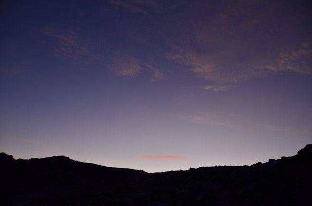 Siluet pemandangan gunung (https://unsplash.com/@__elisa__)