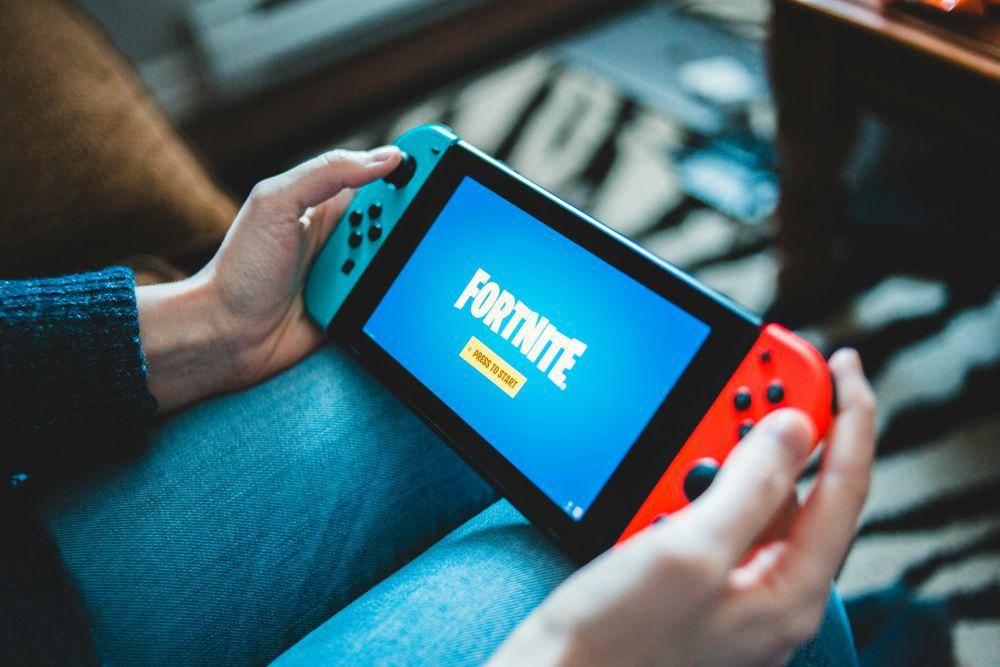 ilustrasi Fortnite di Switch (unsplash.com/@introspectivedsgn)