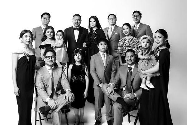 7 Pemotretan Keluarga Tanoesoedibjo Peringati Hari Ibu