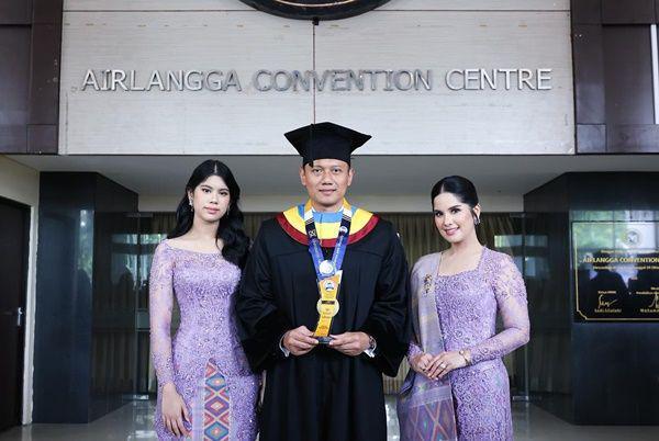 7 Potret Annisa Pohan Dampingi AHY Wisuda S3, Bangga Banget