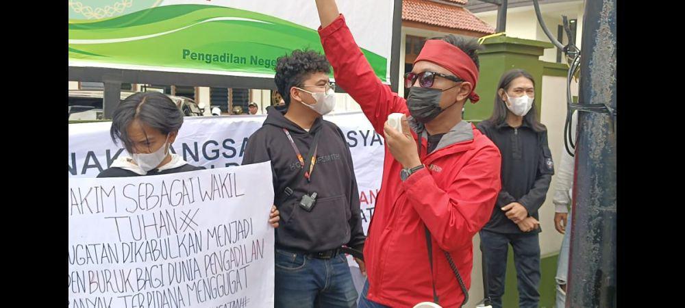 Gelar Aksi Damai di PN Bandung, Massa Peduli Keadilan Kawal Gugatan Diduga Penuh Intrik