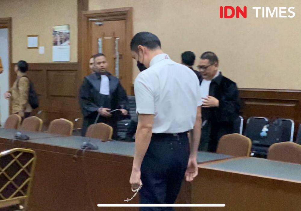 Genggam Rosario, Harvey Moeis Tiba di Ruang Sidang Tanpa Sandra