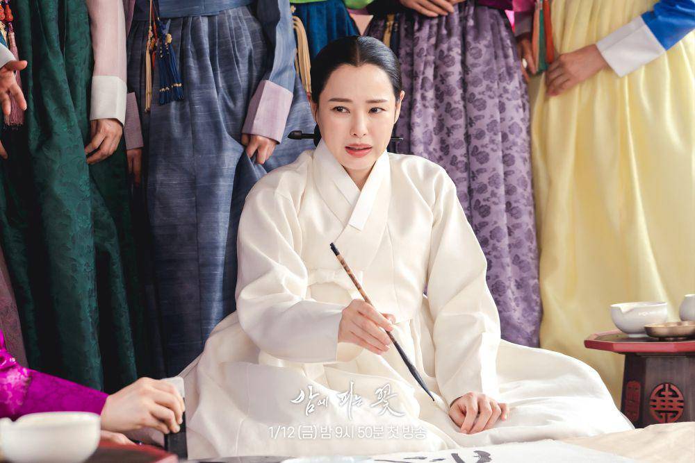 Potret Lee Honey saat berakting dalam drama Korea Knight Flower (instagram.com/mbcdrama_now)