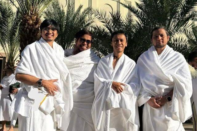 7 Potret Bahagia Sakti Umrah Bersama Ketiga Personel Sheila On 7