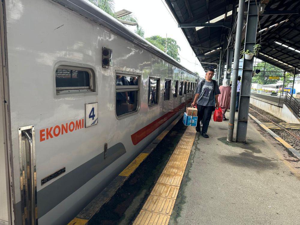 Nataru, KAI Group Jual 2,4 Juta Tiket Kereta Lokal dan Jarak Jauh
