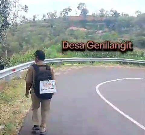 Adrianto guru SMPN 2 Plaosan penuhi nazar bisa pindah ke Wonogiri akan berjalan kaki. IDN Times/ Istimewa.