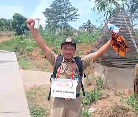 Adrianto guru SMPN 2 Plaosan penuhi nazar bisa pindah ke Wonogiri akan berjalan kaki. IDN Times/ Istimewa.