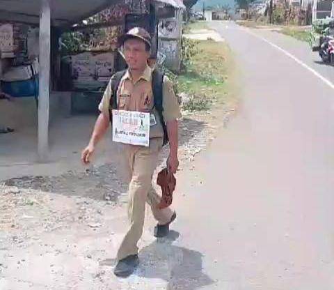 Adrianto guru SMPN 2 Plaosan penuhi nazar bisa pindah ke Wonogiri akan berjalan kaki. IDN Times/ Istimewa.
