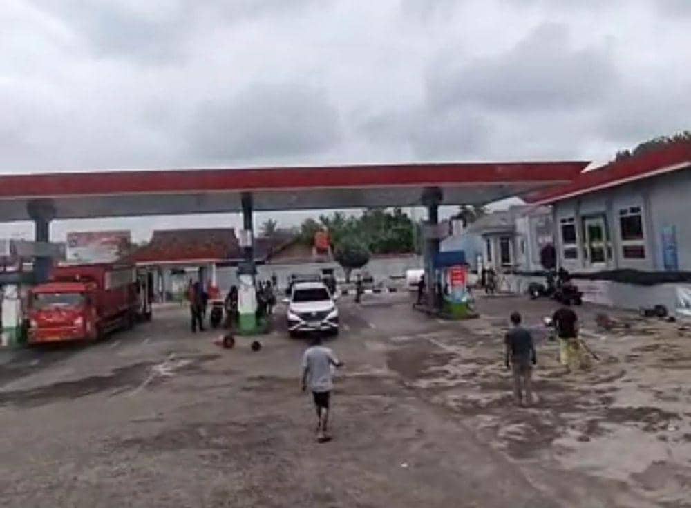 Pelaku perampokan dihajar warga di SPBU Negeri Sakti, Jalan Raya Kurungan Nyawa, Kecamatan Gedong Tataan, Kabupaten Pesawaran. (IDN Times/Istimewa).