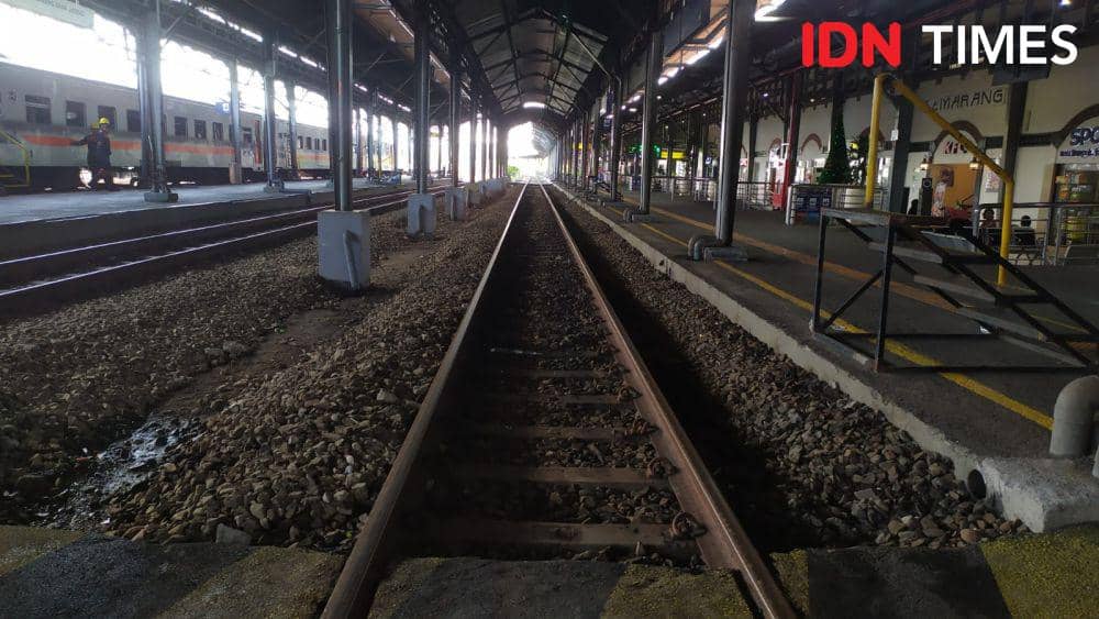 Jalur perlintasan 1 Stasiun Tawang Semarang lengang. (IDN Times/Fariz Fardianto)