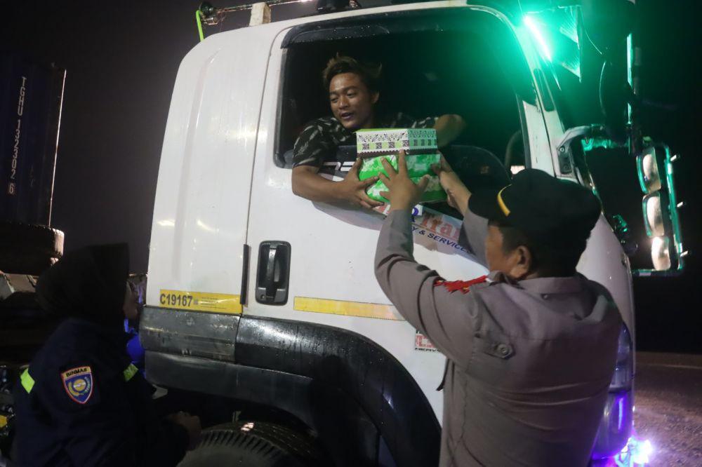 Pembatasan Nataru, Sopir Truk Menginap 4 Hari Antre di Pelabuhan BBJ