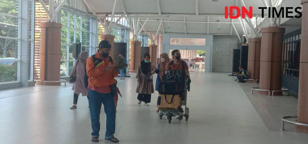 Ilustrasi penumpang di Bandara Lombok. (IDN Times/Muhammad Nasir)