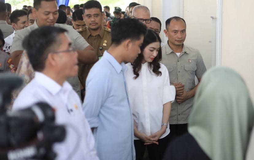 Wakil Presiden Republik Indonesia (Wapres) Gibran Rakabuming Raka mengunjungi sejumlah stan Perusahaan (pemberi kerja) pada Festival Vokasi Temu Mitra Industri (Dok. Diskominfo Medan)