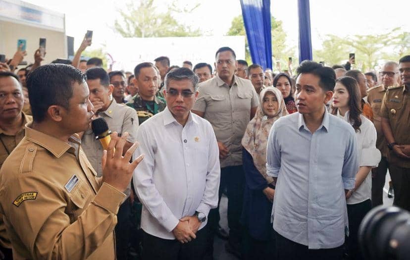 Wakil Presiden Republik Indonesia (Wapres) Gibran Rakabuming Raka mengunjungi sejumlah stan Perusahaan (pemberi kerja) pada Festival Vokasi Temu Mitra Industri (Dok. Diskominfo Medan)
