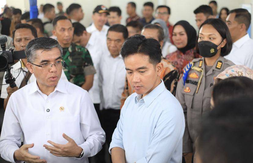 Wakil Presiden Republik Indonesia (Wapres) Gibran Rakabuming Raka mengunjungi sejumlah stan Perusahaan (pemberi kerja) pada Festival Vokasi Temu Mitra Industri (Dok. Diskominfo Medan)