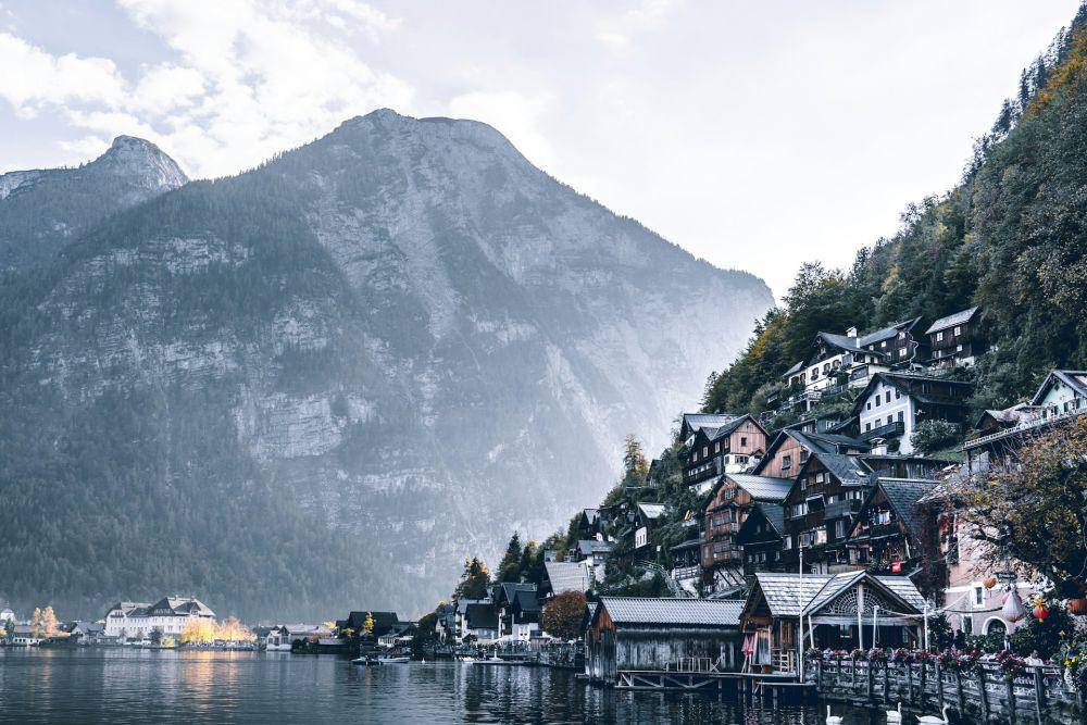 Hallstatt, Austria (unsplash.com/Julien Riedel)