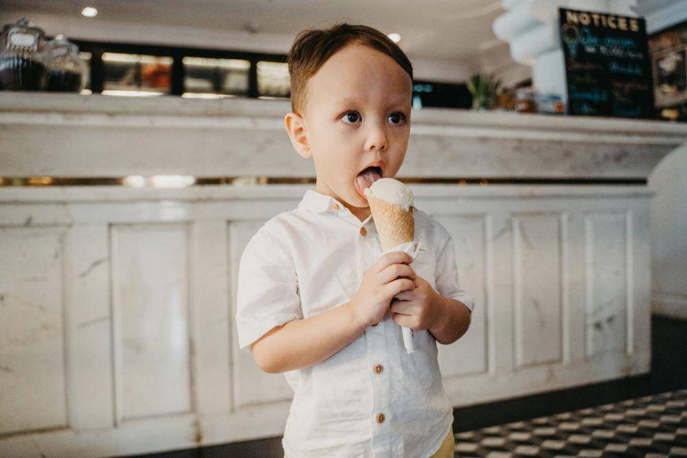 ilustrasi anak kecil makan es krim (pexels.com/@anntarazevich)