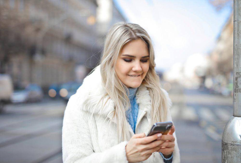 ilustrasi seseorang melihat gadget (pexels.com/Andrea Piacquadio)