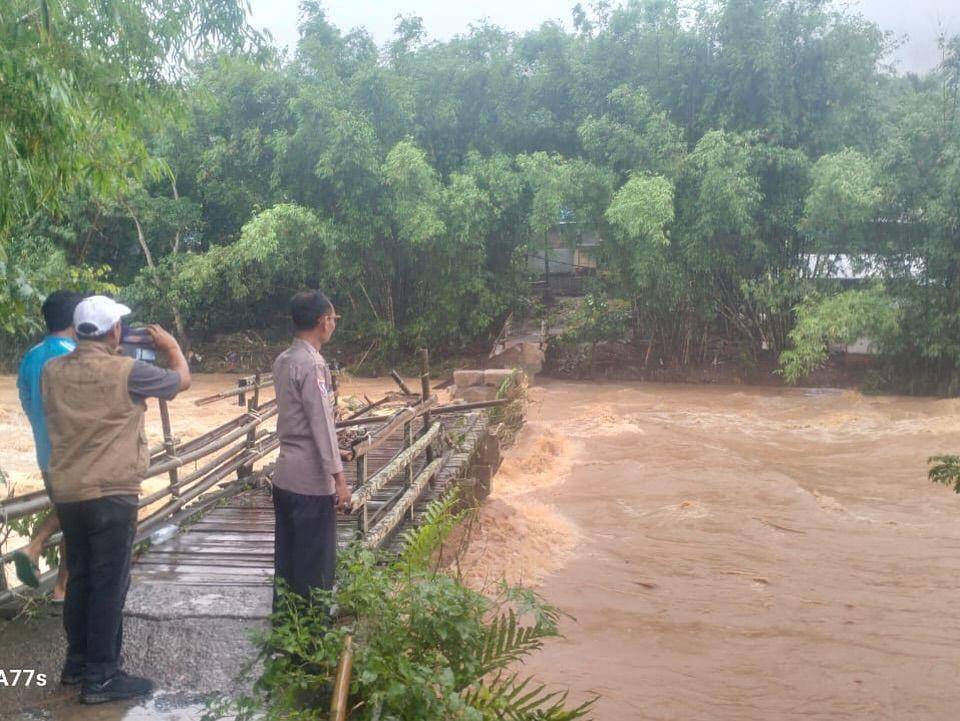 Banjir di wilayah Camba, Kabupaten Maros, Sulawesi Selatan (Sulsel), Minggu (22/12/2024). Instagram/Polres Maros