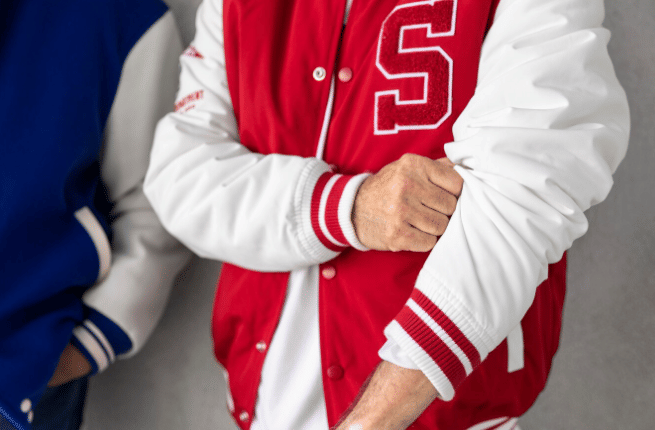 potret orang dengan jaket varsity