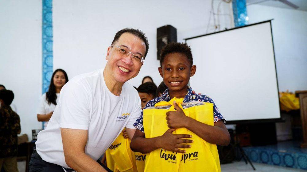 Direktur Information Technology Bank Mandiri Timothy Utama dalam program Mandiri Berbagi. Melalui program ini, Bank Mandiri menyediakan lebih dari 2.000 paket bantuan bagi masyarakat marginal binaan yayasan kristen-katolik yang tersebar di seluruh Indonesia. (dok. Bank Mandiri)