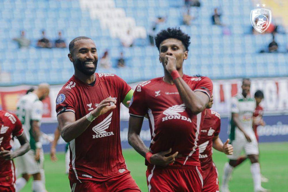 Bek PSM Makassar, Aloisio Soares (kanan), saat merayakan gol dalam pertandingan BRI Liga 1 2024/25 melawan PSS Sleman pada 13 Desember 2024. (Instagraam.com/psm_makassar)