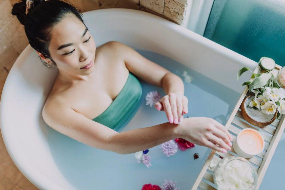 5 Urutan Pemakaian Body Care, Mau Wangi Sepanjang Hari?