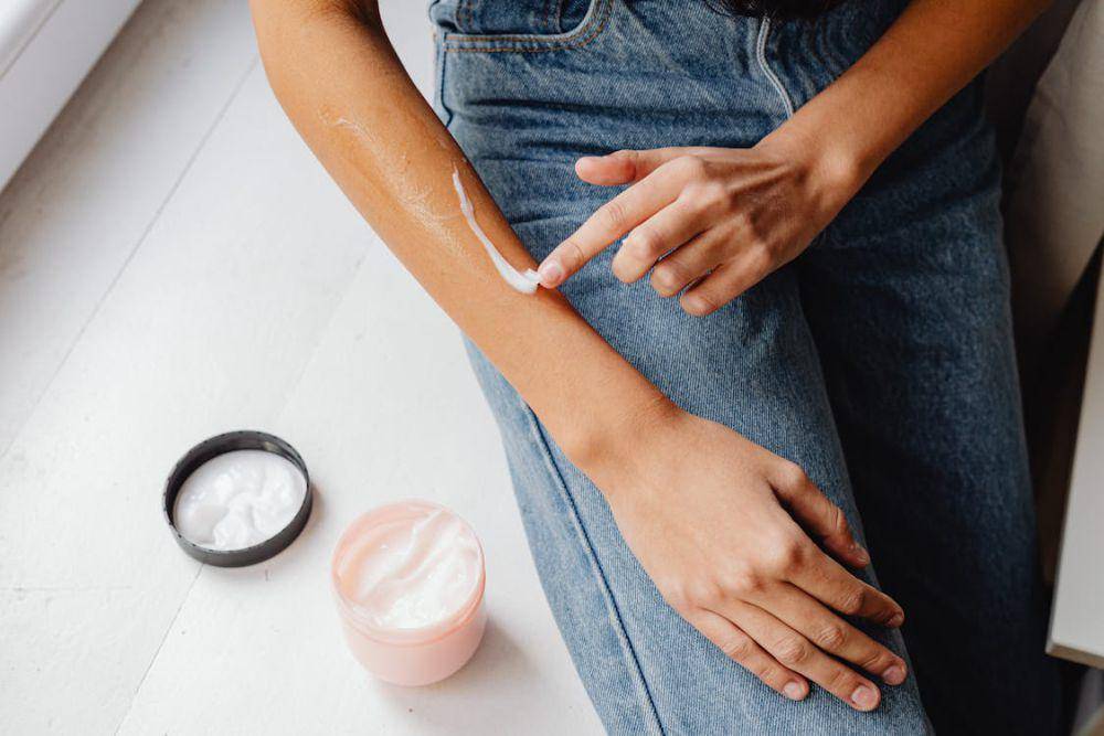 ilustrasi memakai body lotion (pexels.com/Photo By: Kaboompics.com)