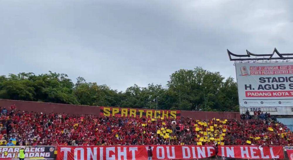 Spartaks saat memberikan dukungan kepada Semen Padang FC (Foto: Dok Spartaks)