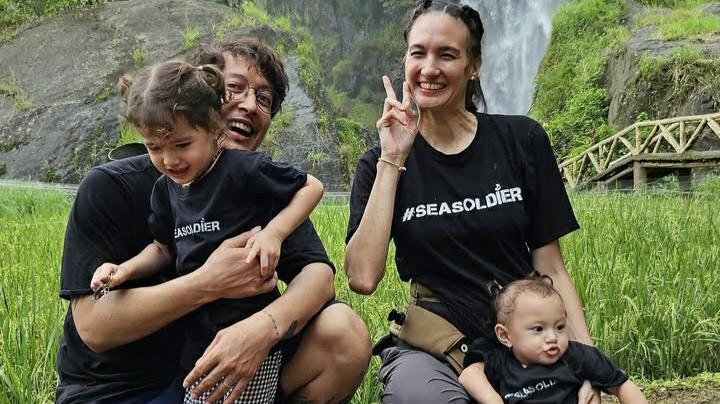 9 Potret Nadine Chandrawinata Ajak Anak ke Curug Bidadari. Ada Dimas!