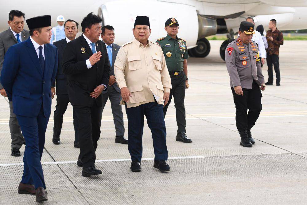 Presiden Prabowo langsung rapat di ruang tunggu naratetama Pangkalan Udara Halim Perdanakusuma, Jakarta Timur, Senin (23/12/2024), sepulang dari Mesir (dok. Sekretariat Presiden)