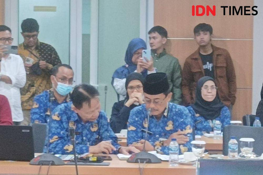 Plt Kepala Dinas Pendidikan DKI Jakarta, Sarjoko dalam rapat Komisi E DPRD DKI, Senin (23/12/2024). (IDN Times/Dini Suciatiningrum)