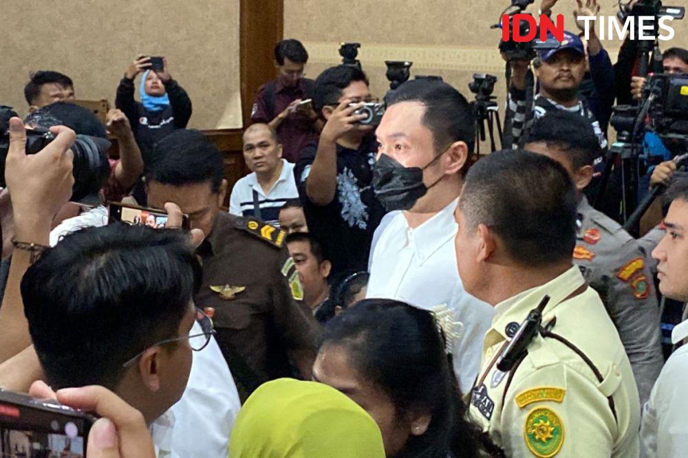 Mahfud MD Kritik Hakim Senyum saat Harvey Moeis Pelukan dengan Istri