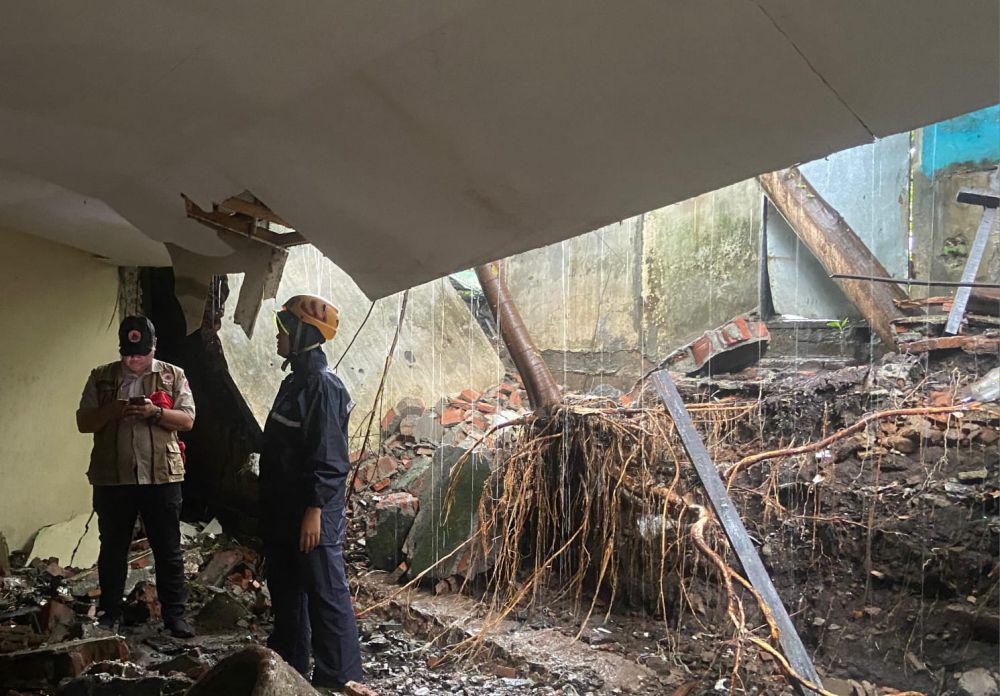 Hujan Lebat Robohkan Tembok Gedung Grahawangsa Kota Batu