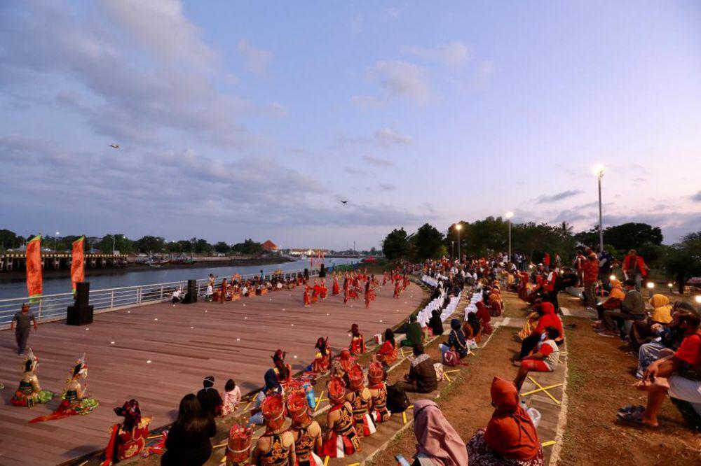 6 Spot Indah Saat Malam di Pantai Marina Boom Banyuwangi