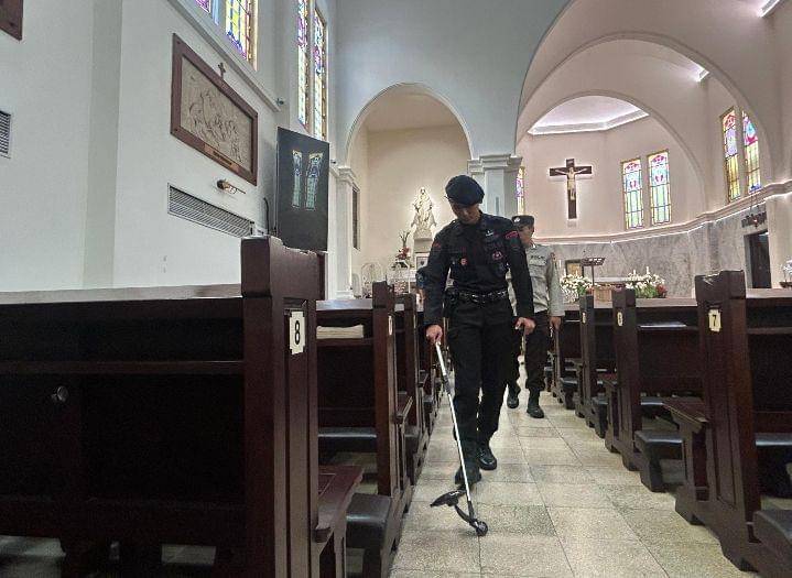 Tim jibom saat sterilisasi gereja di Surabaya, Selasa (24/12/2024). (Dok. Humas Polrestabes Surabaya)