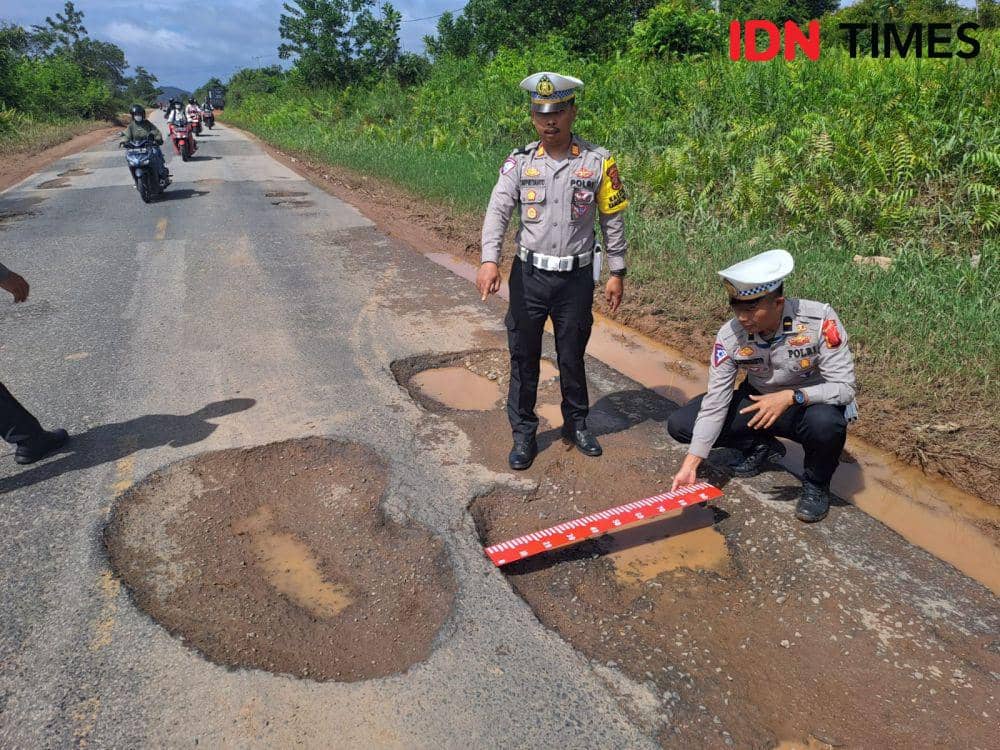 Sejumlah jalan berlubang karena terberus banjir. (IDN Times/Polres Kubu Raya).